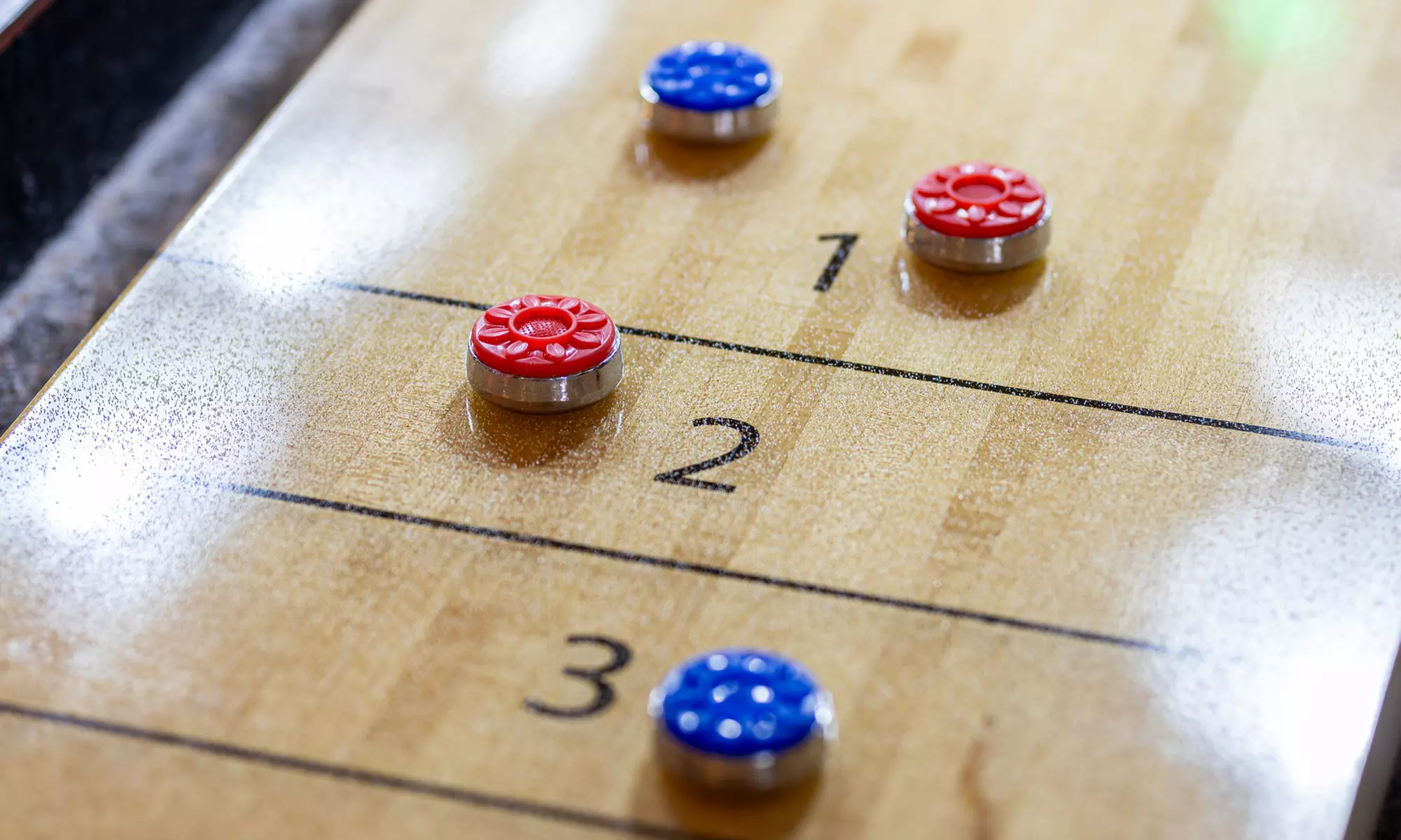 Zanurz się w świat zabawy i rywalizacji! Godzina gry w Shuffleboard