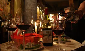 Warsztaty z sommelierem: degustacja wina z przekąskami i wykładem dla 1, 2, 4 lub 6 osób w Winiarni Burgundia