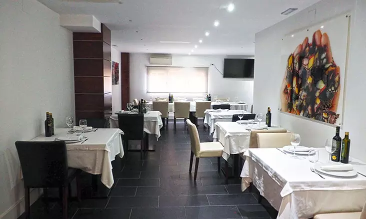 Delicioso menú de arroz de marisco o verdura con 3 entrantes