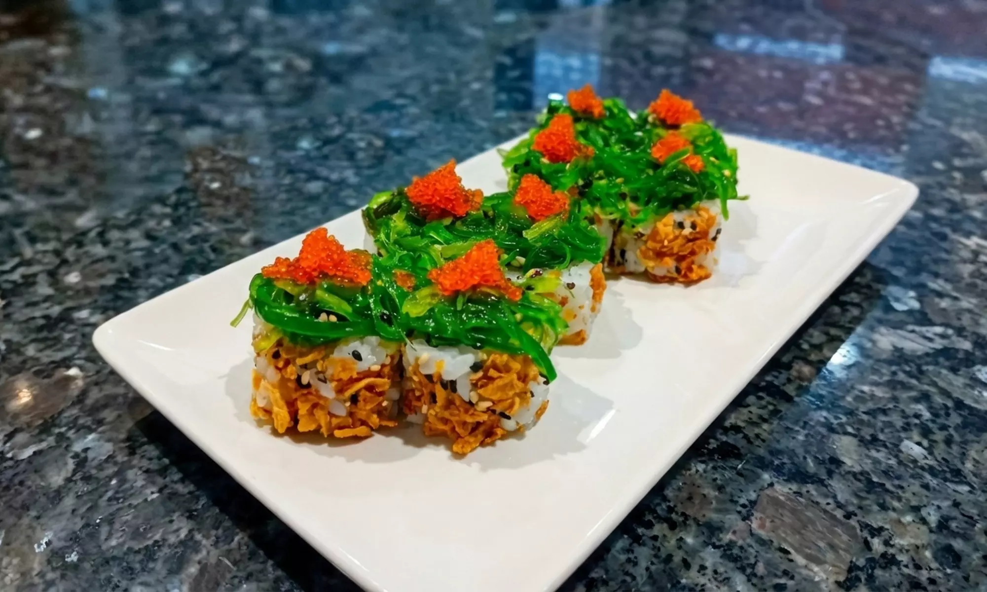 Disfruta de un menú de sushi completo 2 o 4 personas donde quieras