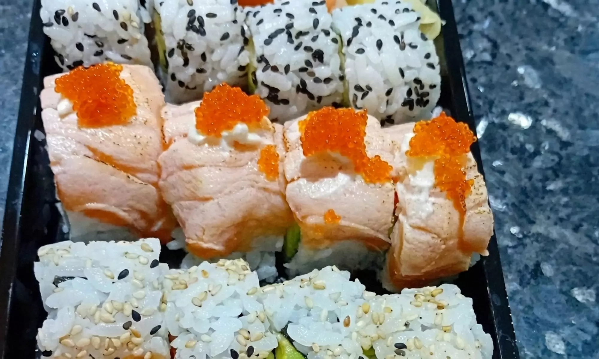 Disfruta de un menú de sushi completo 2 o 4 personas donde quieras