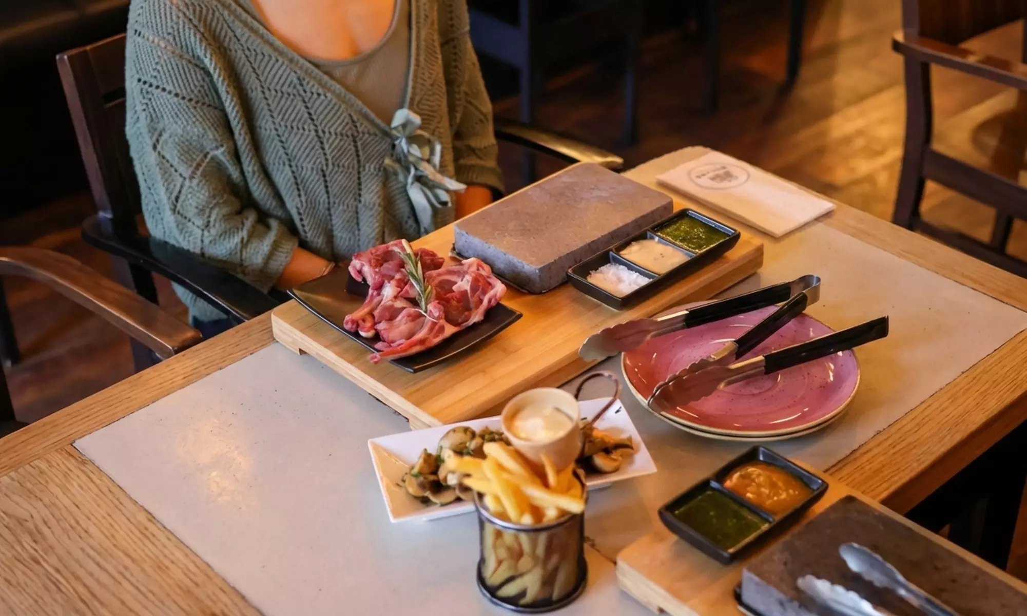 Sfeervolle 4-gangenervaring met Stone Grill en wijn aan de gracht