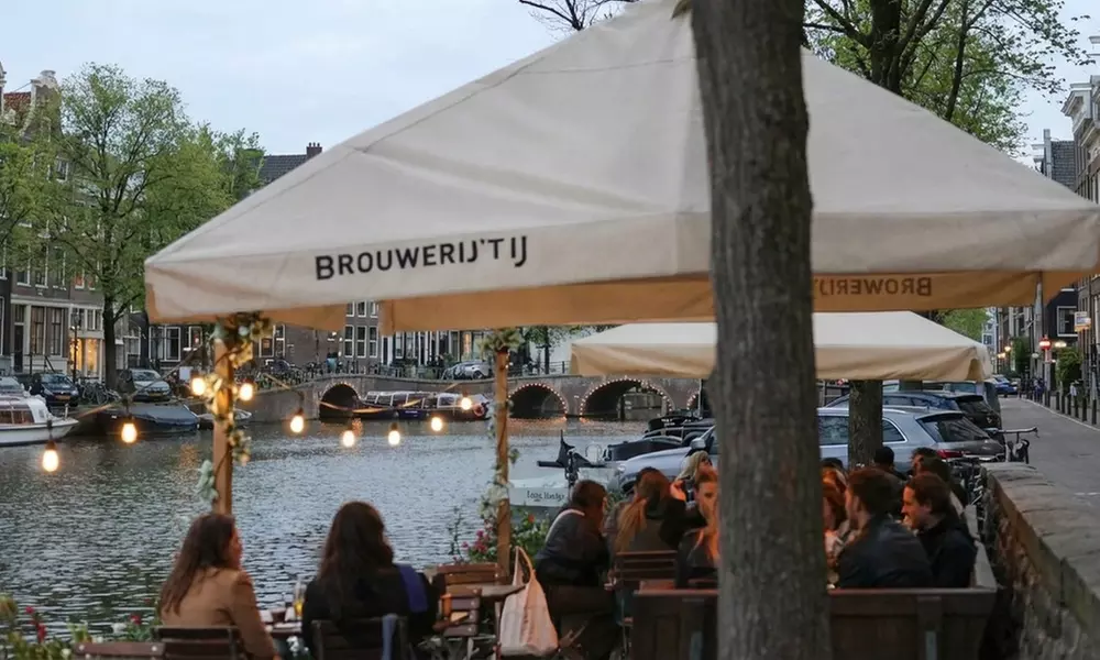 Sfeervolle 4-gangenervaring met Stone Grill en wijn aan de gracht