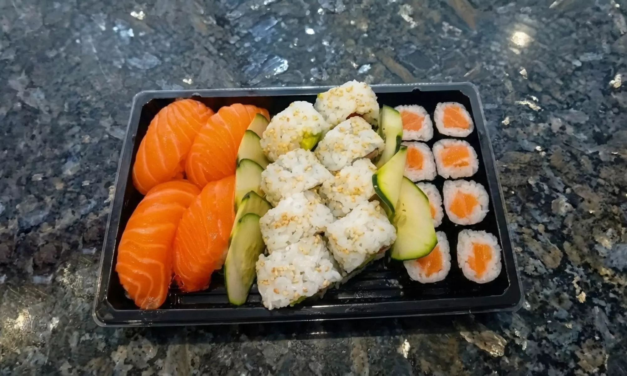 Disfruta de un menú de sushi completo 2 o 4 personas donde quieras
