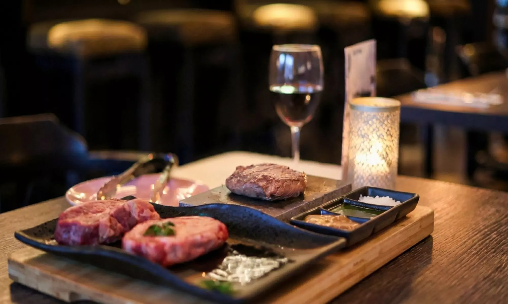 Sfeervolle 4-gangenervaring met Stone Grill en wijn aan de gracht