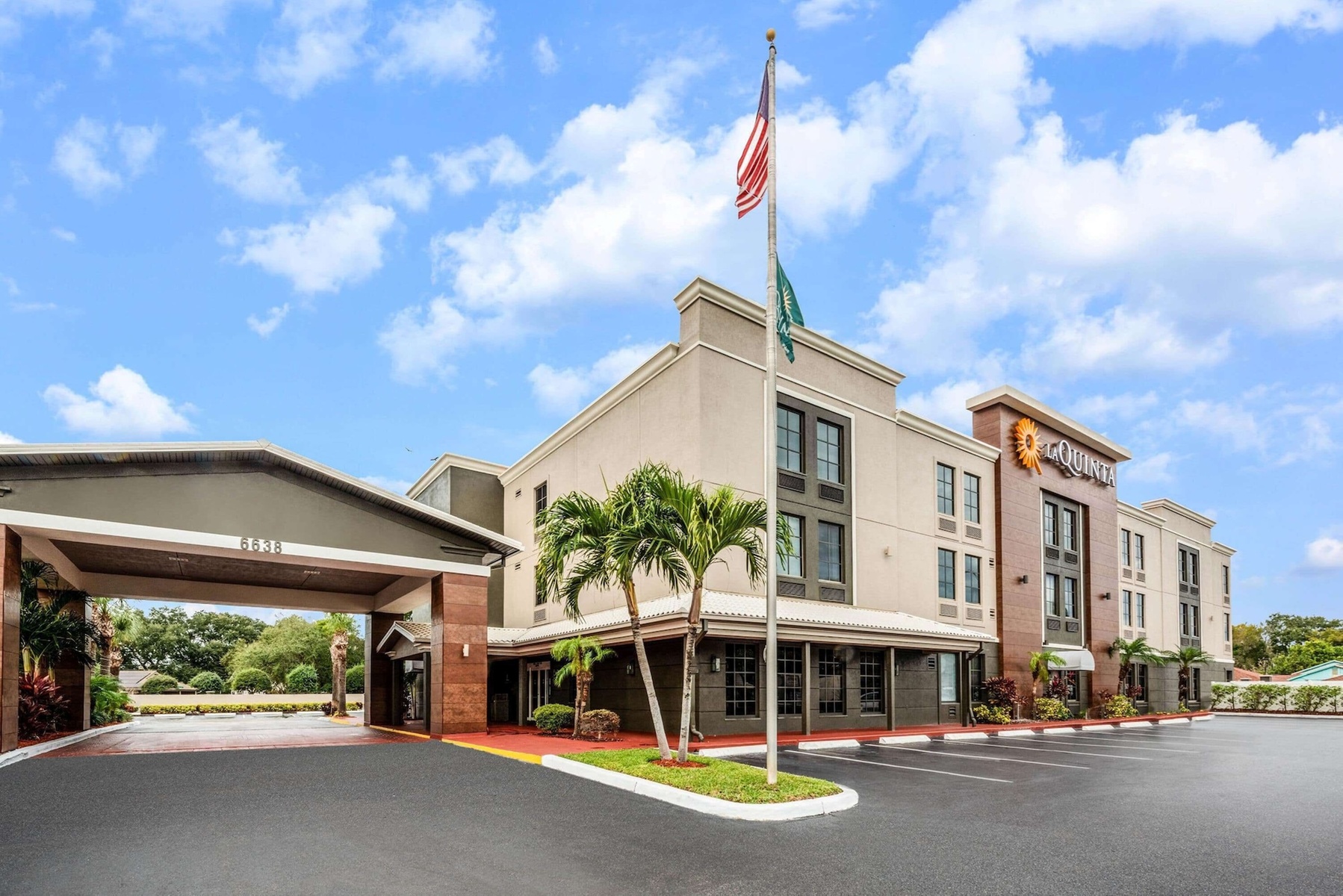 La Quinta Inn & Suites by Wyndham St. Petersburg Northeast
