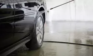 PKW-Außenwäsche & Innenreinigung (Basic) mit Lackaufbereitung opt. mit namhaftem Wachs (bis 65% sparen)