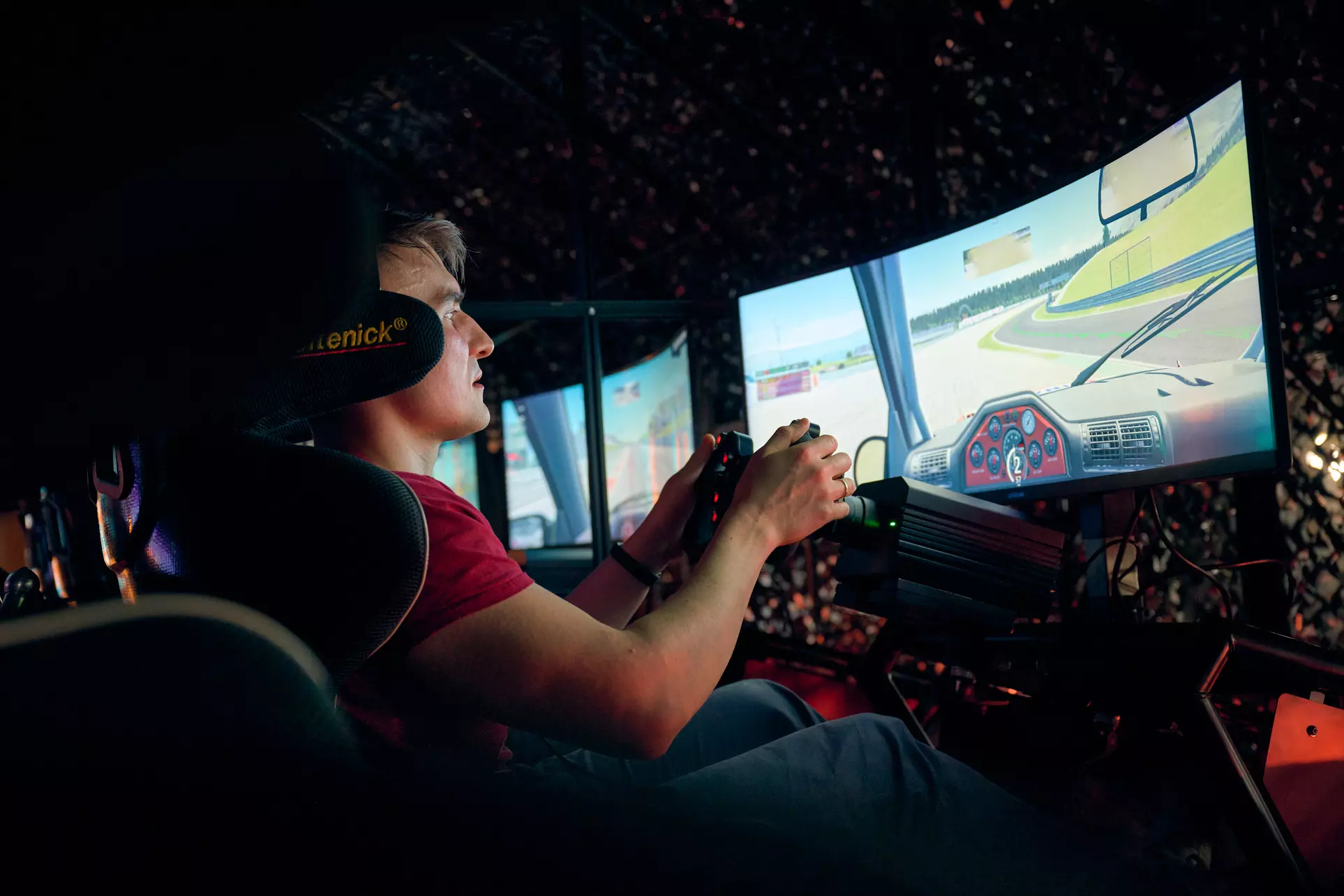 Bis zu 37% Rabatt auf Rennsimulator bei RCADIA Management GmbH