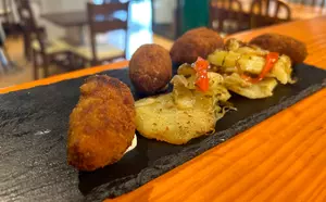 Menú de cena mediterránea con botella de vino para 2 o 4 personas en La barrita de Marita