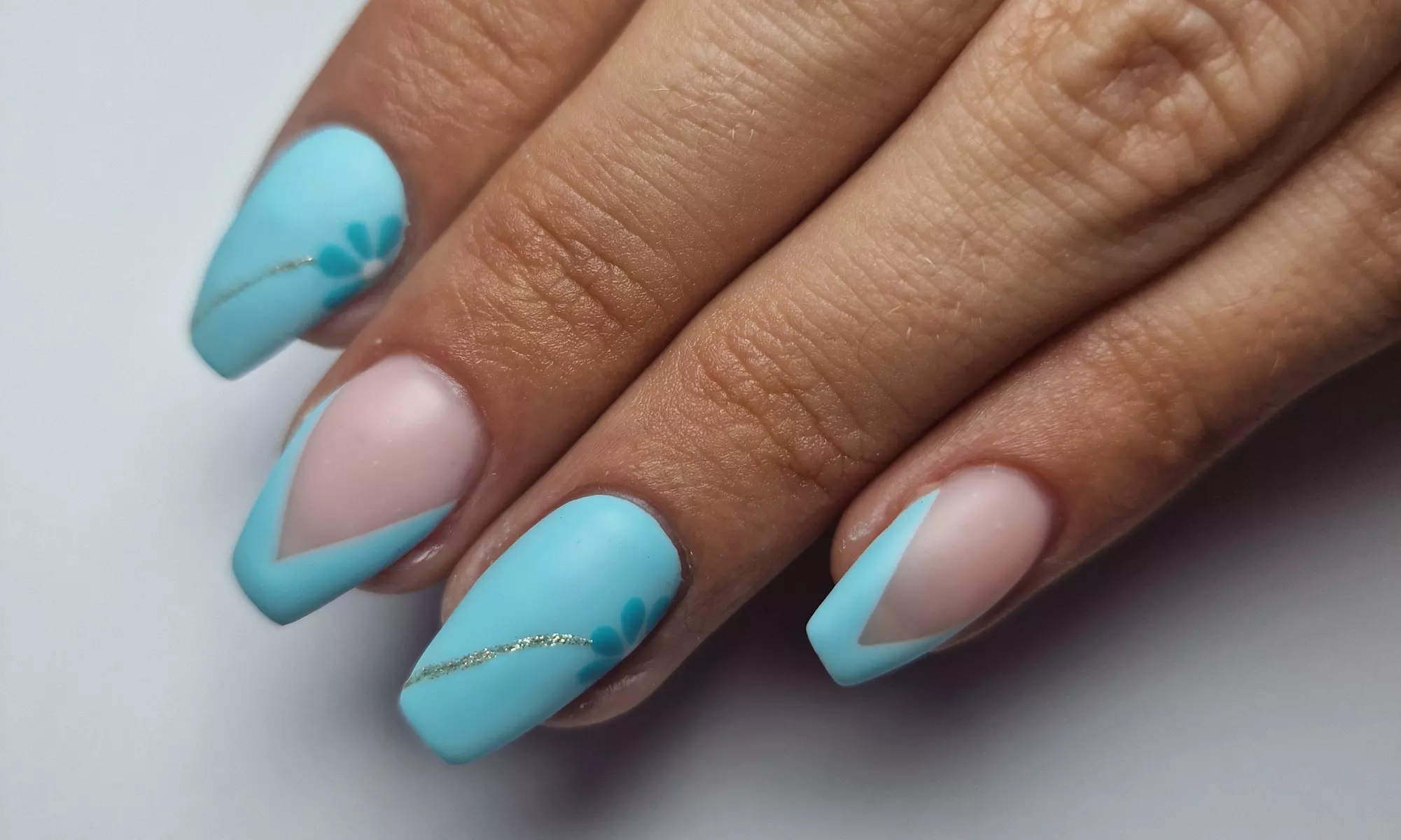 Pour des ongles sublimés : vernis semi-permanent et renfort en option