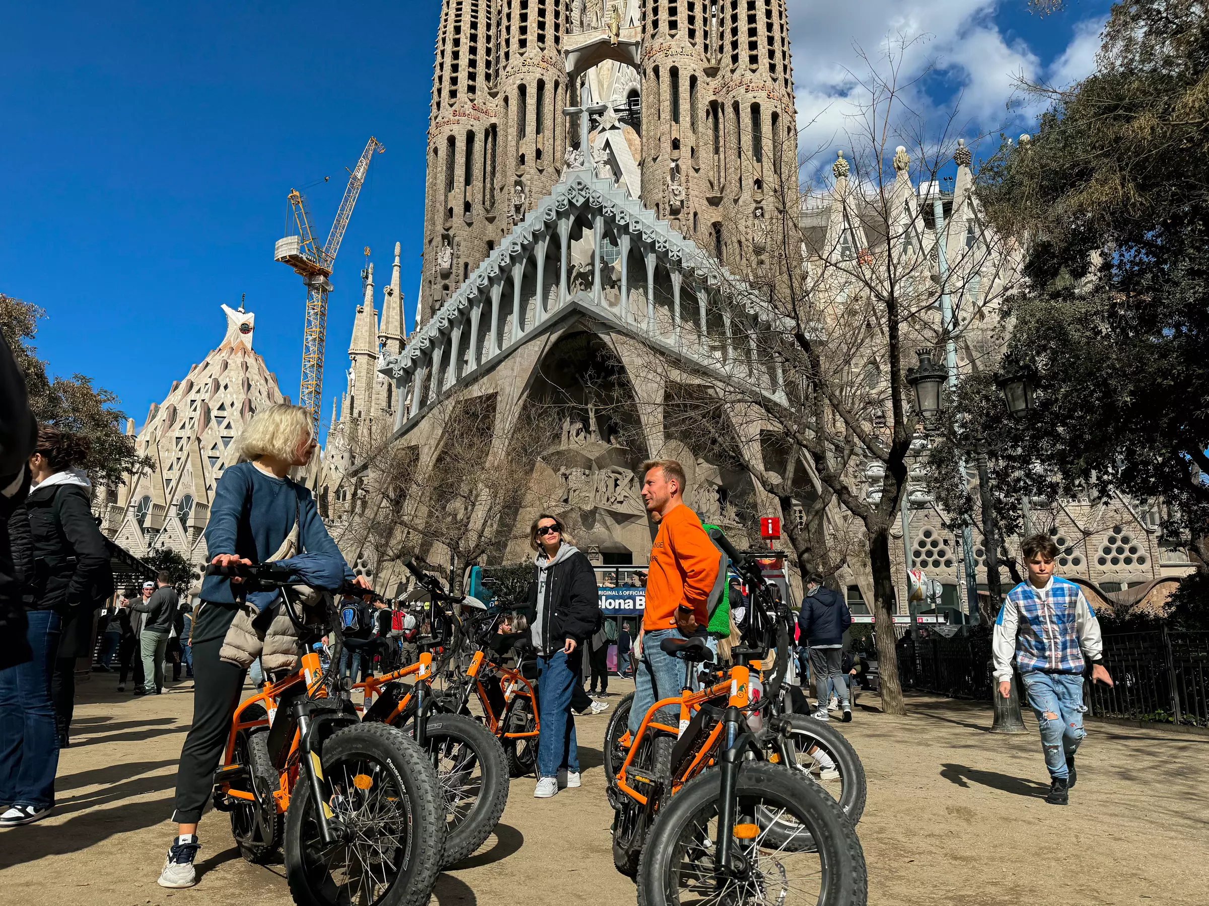 Tour guiado en bicicleta clásica o eléctrica por Barcelona