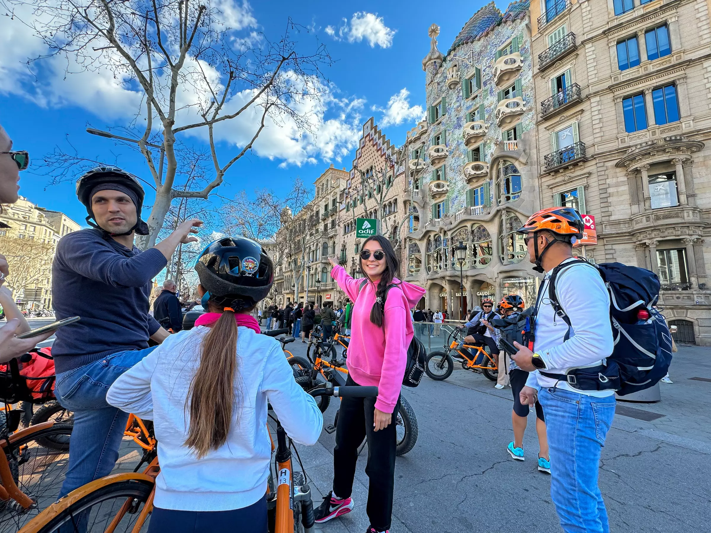 Tour guiado en bicicleta clásica o eléctrica por Barcelona