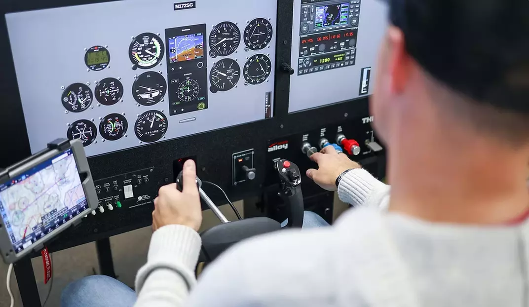 Experience Flying with a Realistic Simulator Session