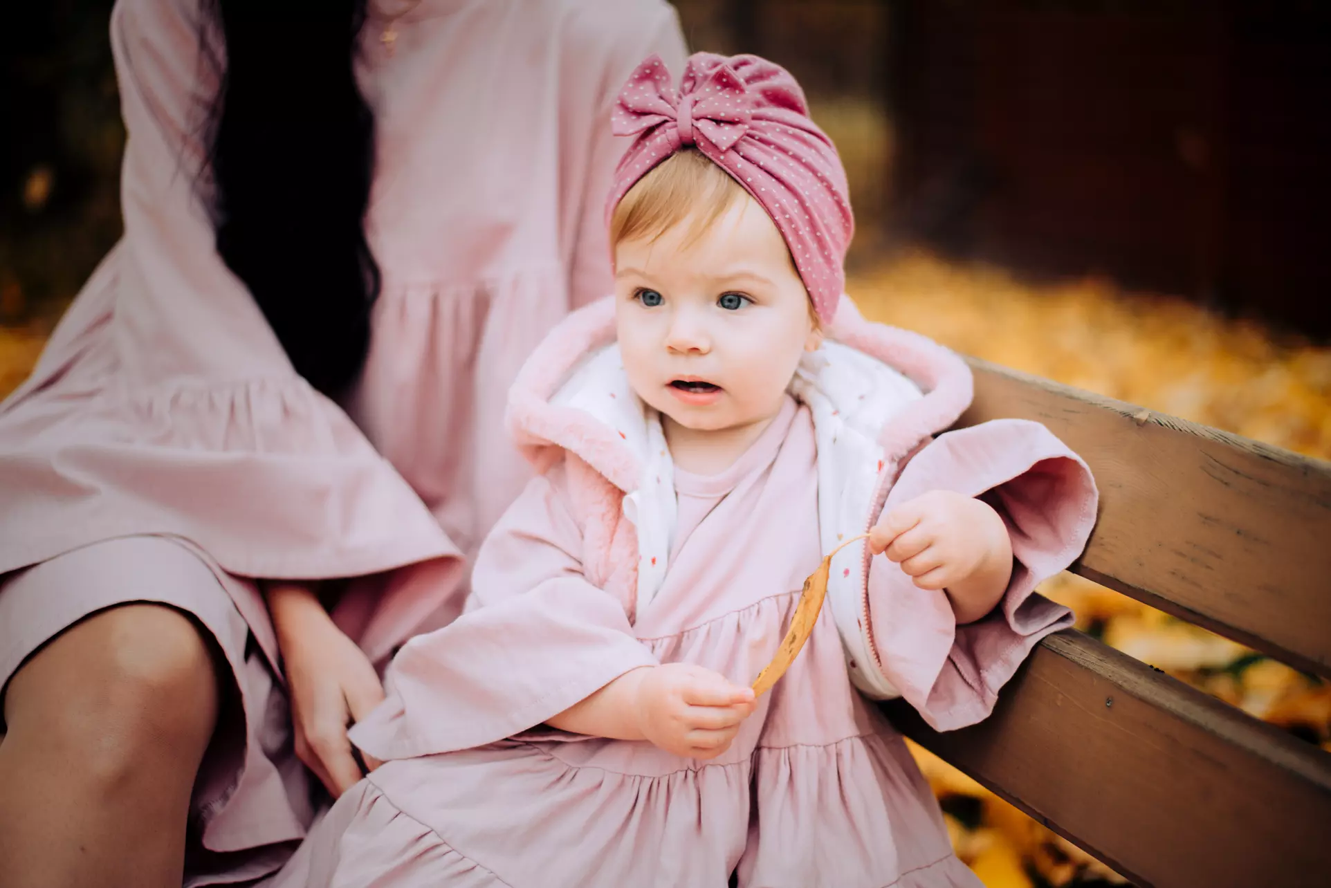 Plenerowa sesja zdjęciowa w jesiennej oprawie