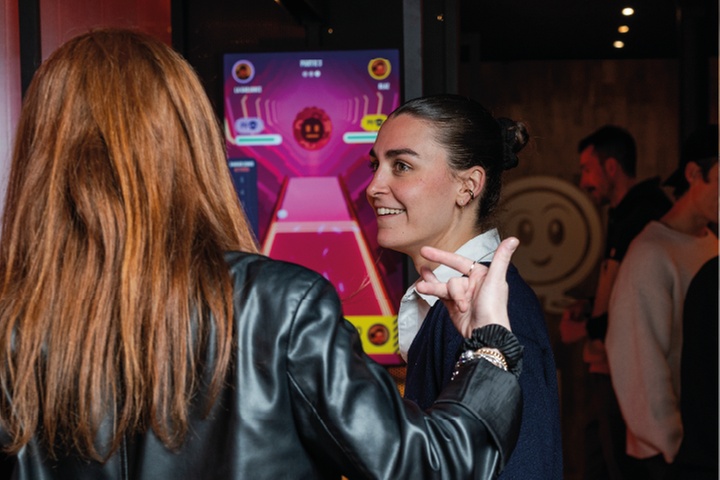 Découvrez le shuffleboard : jeu pour 4 ou 8 personnes au bar PUCKS