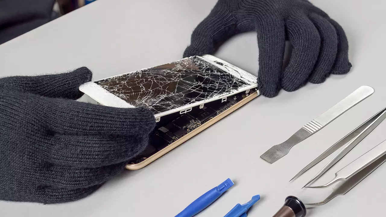 Up to 60% Off on Cell Phone / Smartphone Store at Max Wireless and Cellphone Repair