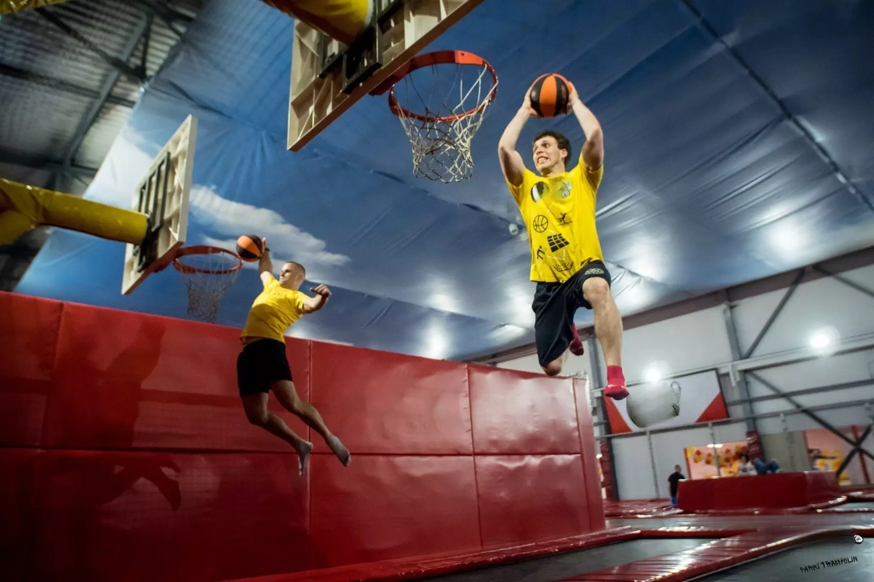 Godzina w parku trampolin