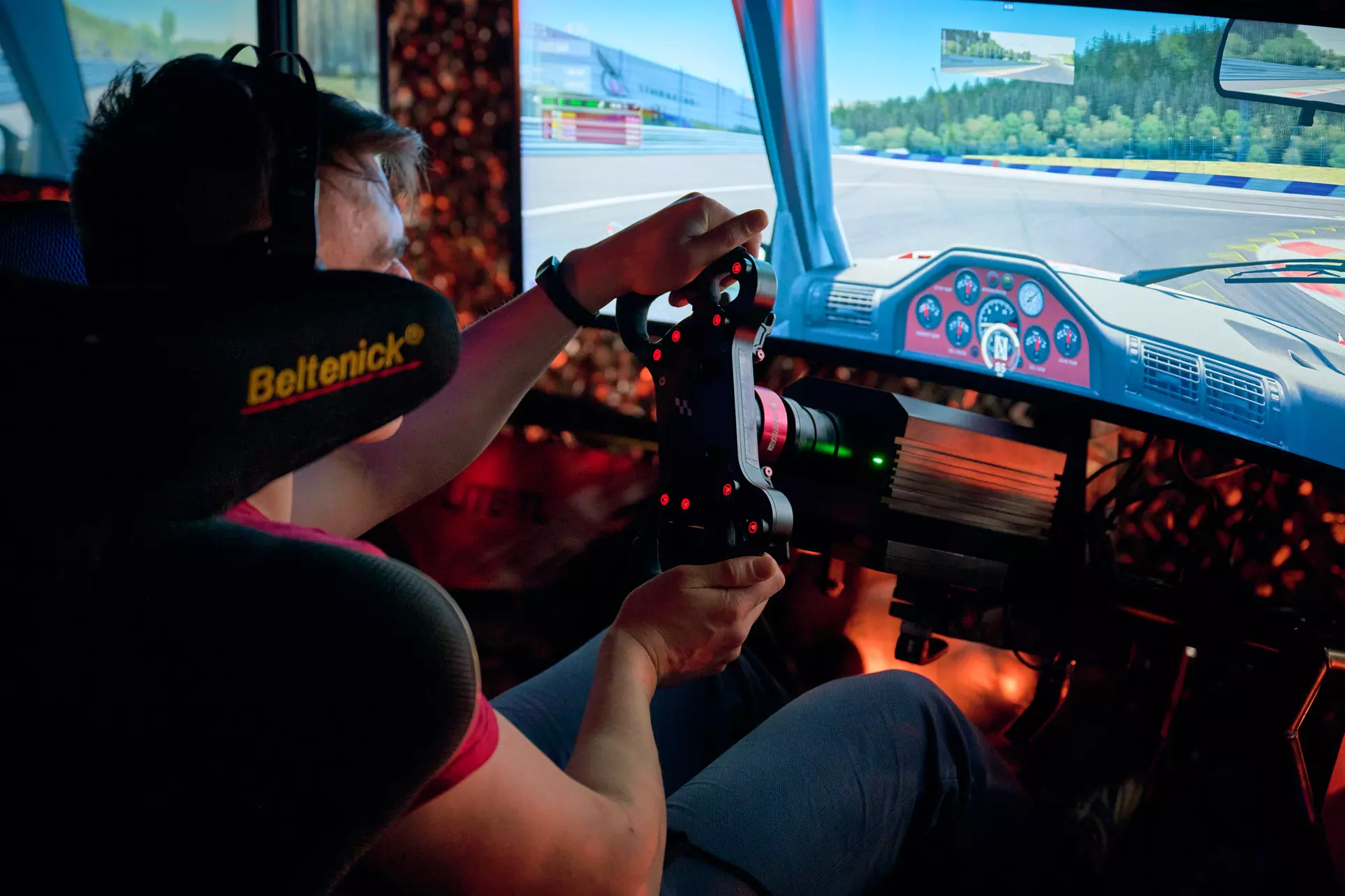 Bis zu 37% Rabatt auf Rennsimulator bei RCADIA Management GmbH