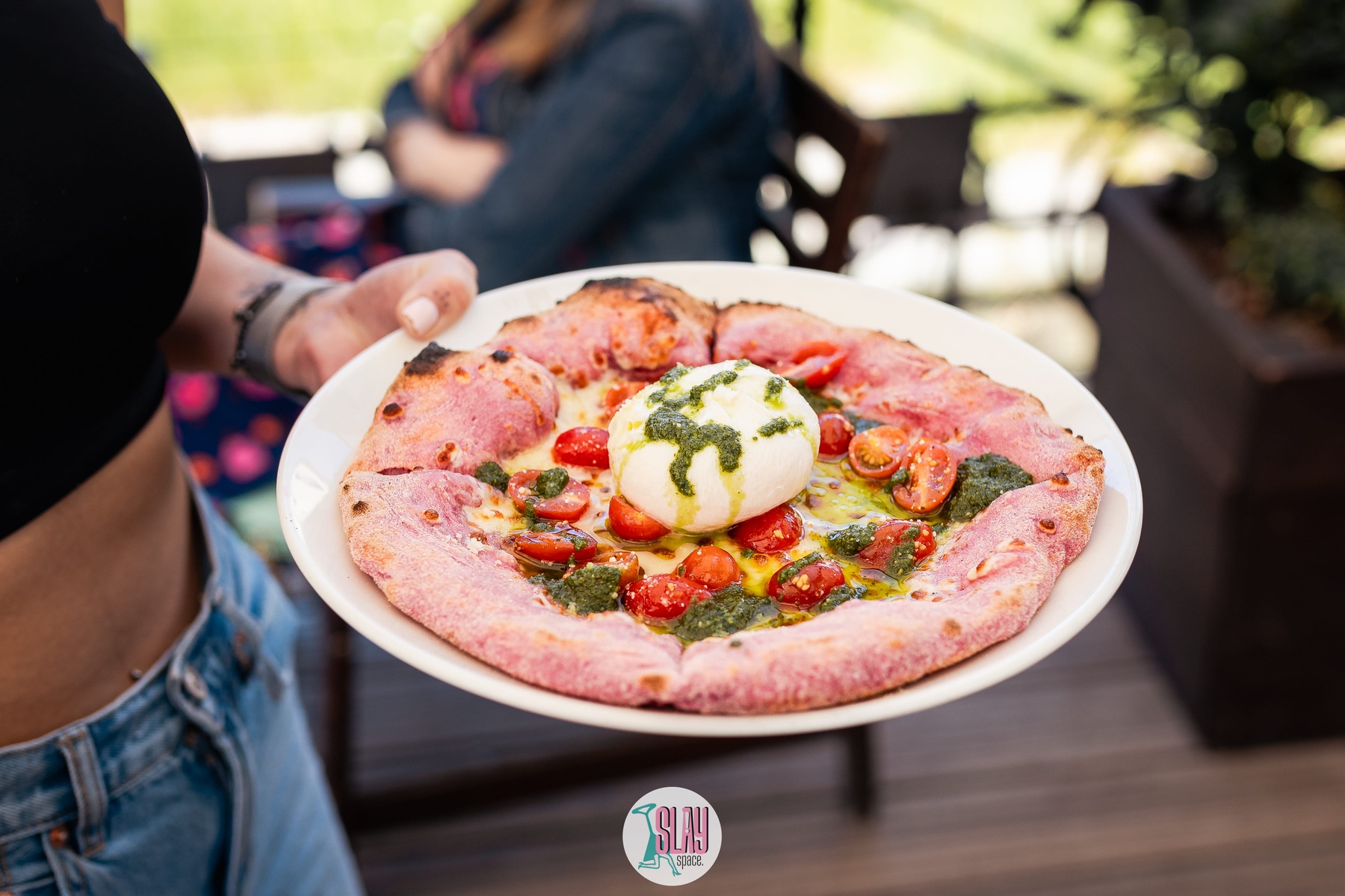 Ciesz się różową pizzą i sernikiem na Różowej Barce na Wiśle