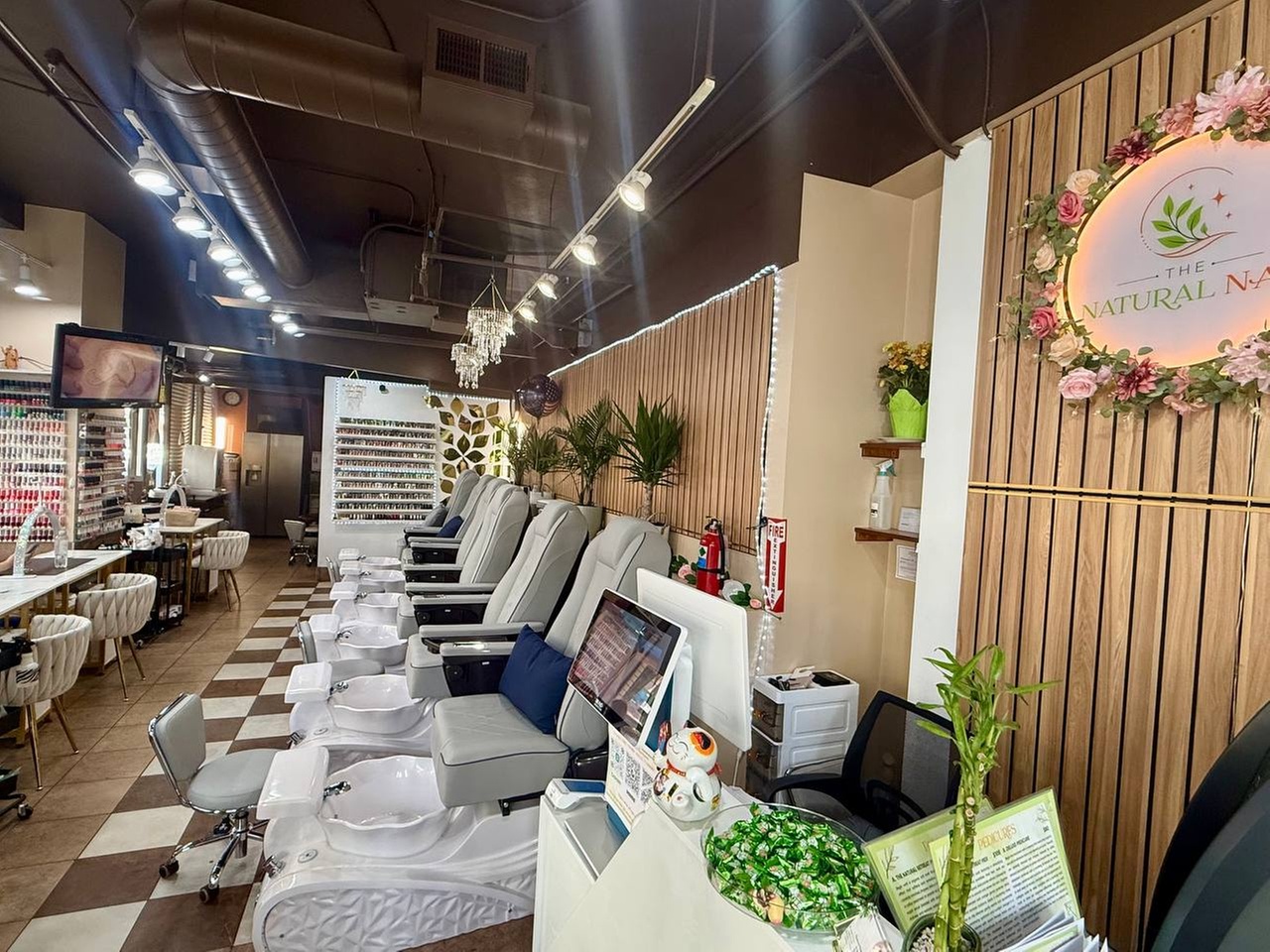 Natural Signature Manicures & Deluxe Pedicures for Hand & Foot Care