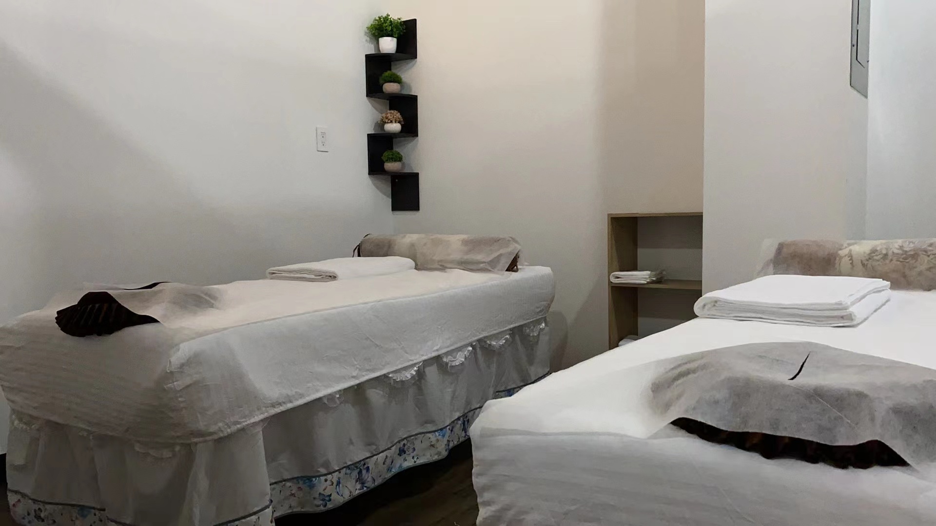 60, 90 or 120-minute Oil Massage Packages with Hot Stones and More