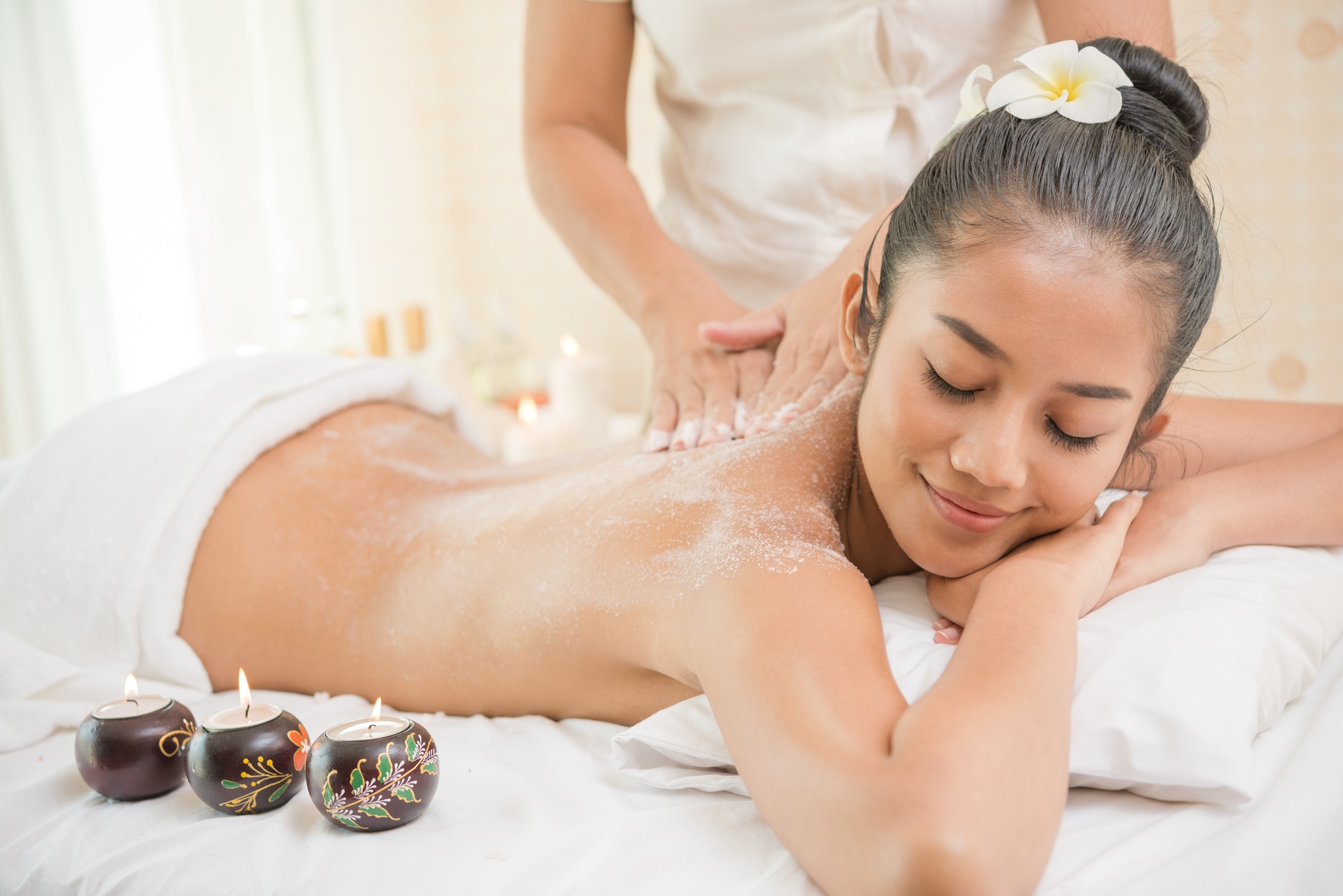 Indulge in Pampering Packages with Body Scrubs and Drinks!