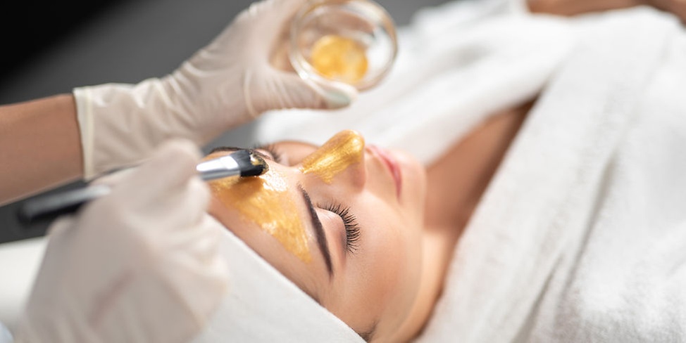 60-Minute Deep Cleansing and LED Treatment