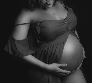 Shooting future maman, solo ou duo, dès 29 € au studio de l''agence Projet Arts et Mode - Pam France