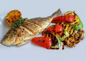 Ein Geschmackserlebnis: Dorade mit Kartoffeln und Gemüse für 2-4 Personen (bis 24% sparen)