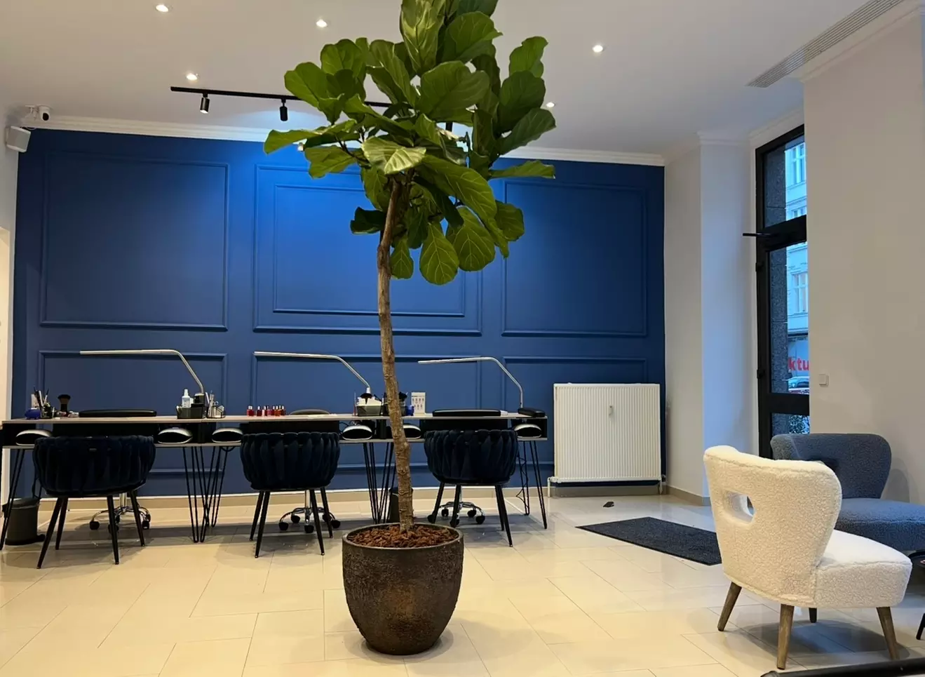 30 Min. Premium Maniküre oder SPA Pediküre (ohne Lack) für 1 Person