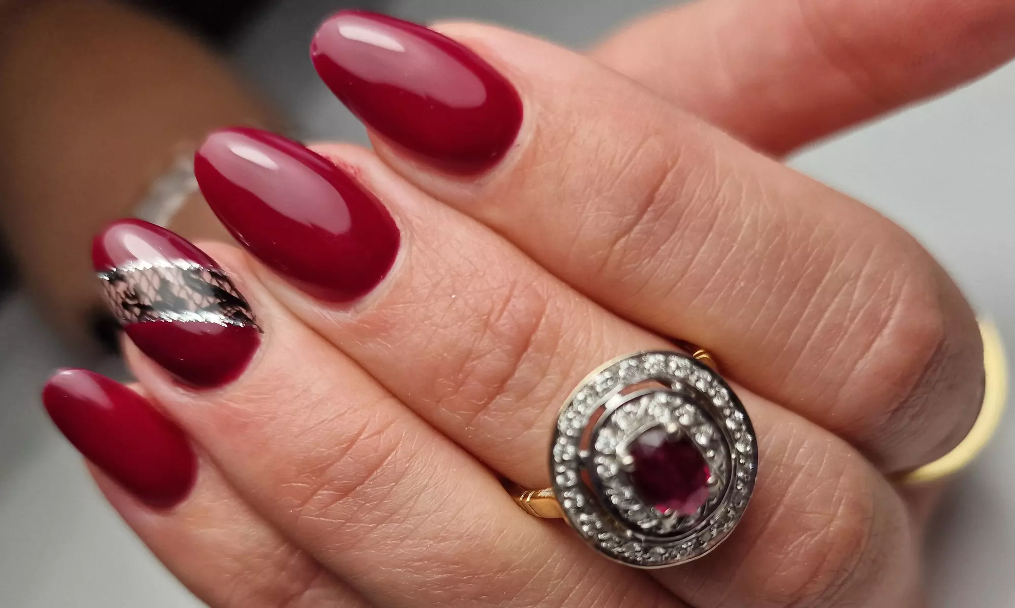 Pour des ongles sublimés : vernis semi-permanent et renfort en option