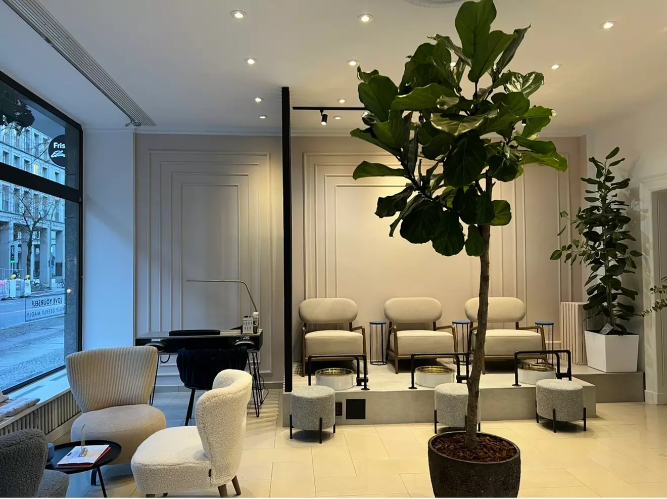 30 Min. Premium Maniküre oder SPA Pediküre (ohne Lack) für 1 Person