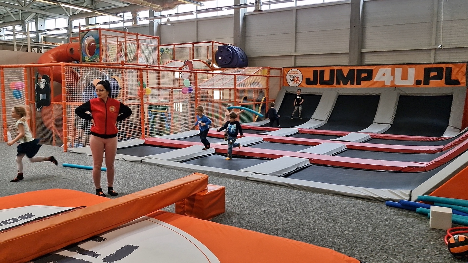 Godzinne wejście do parku trampolin dla 1 lub 2 osób