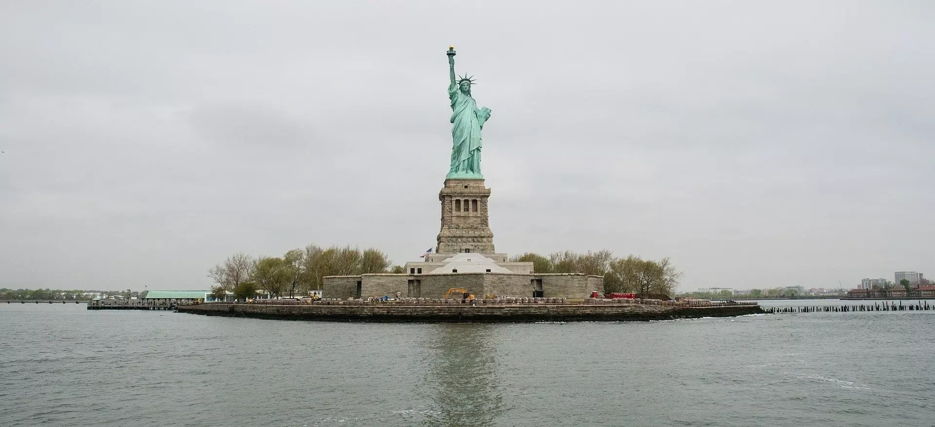 Cruise NYC's Waterways: 60-min Narrated Boat Tour of Statue of Liberty