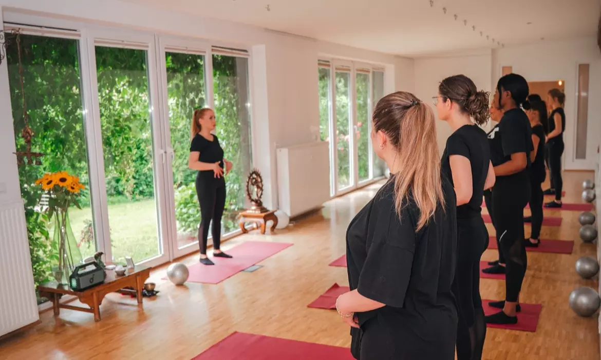 60 Min. Slow Flow Pilates inkl. Hydro-Wasser für 1 oder 2 Personen