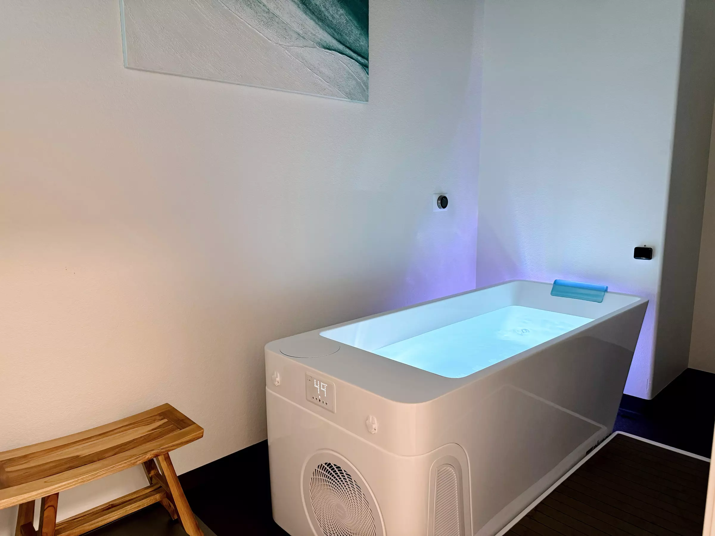 Cold plunge therapy with two or five session choices