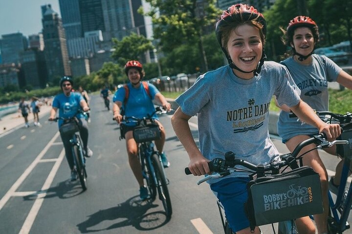 Chicago Family Food and Bike Tour with Top Attractions