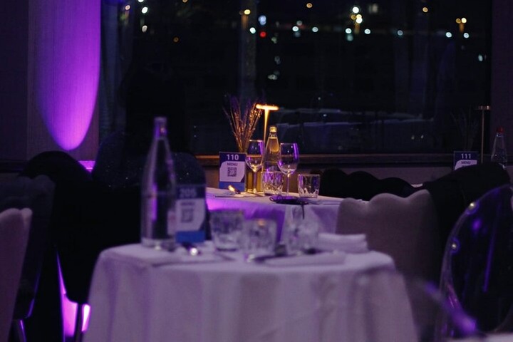 Dîner gastronomique Paris Croisière sur la Seine avec chanteur et D...