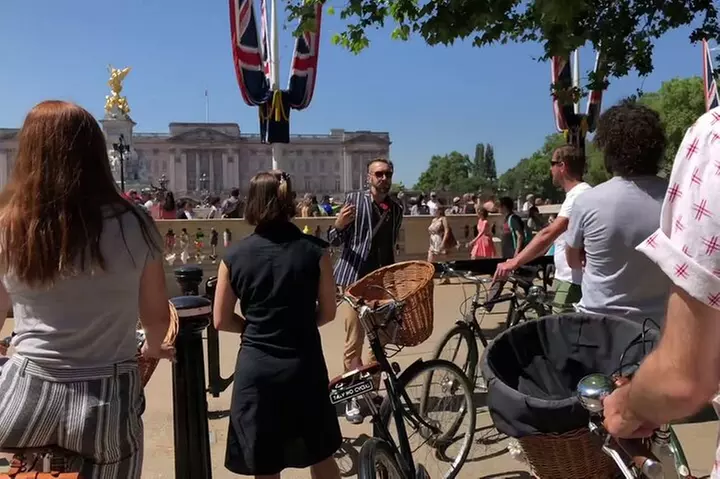 London Bike Tour: Landmarks, Secret Gems, Pub Stop & Street Art