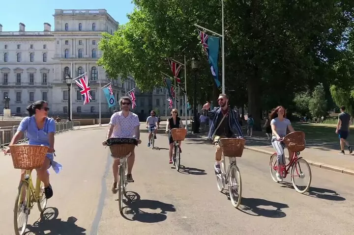 London Bike Tour: Landmarks, Secret Gems, Pub Stop & Street Art