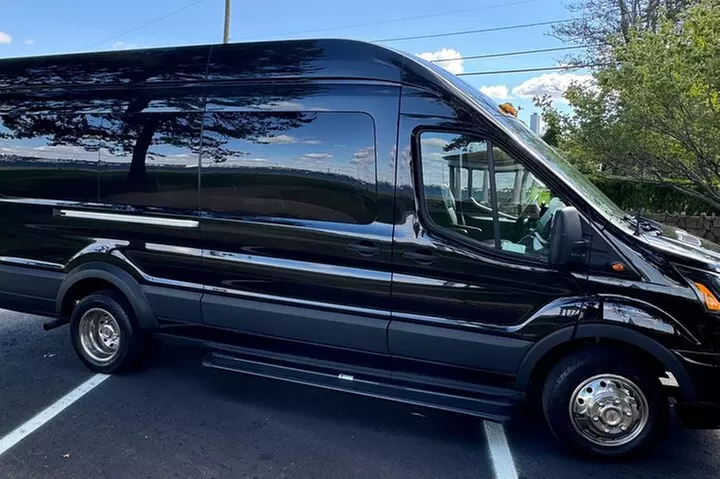 3 Hour Luxury Van Tour With Breakers Admission