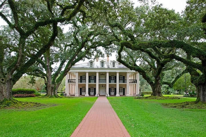 Oak Alley and Laura Plantation Tour with Transportation from New Or...