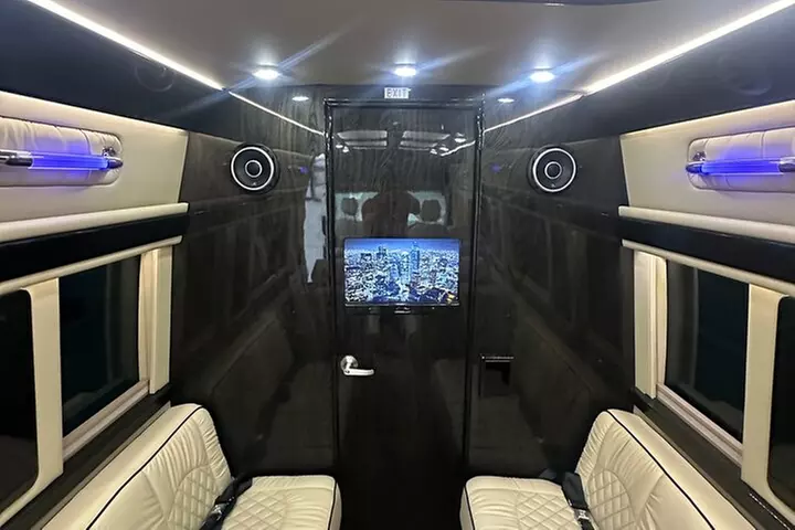 SkyChase™ Private Northern Lights Experience – Luxury Aurora Tour