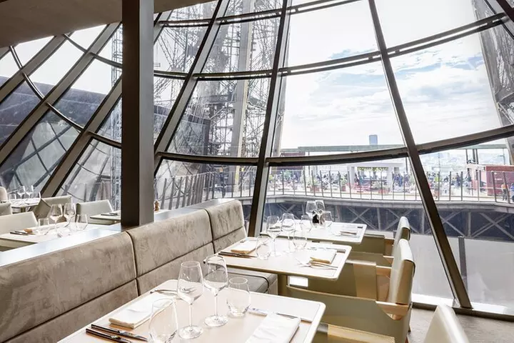 Paris Premier déjeuner à la Tour Eiffel Madame Brasserie Restaurant
