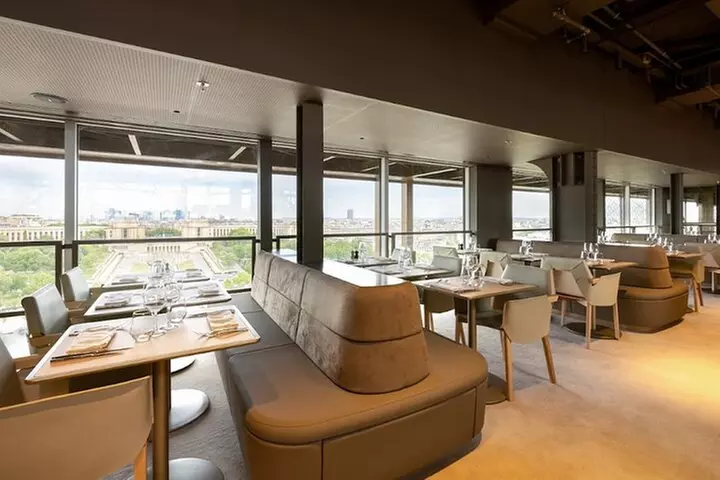 Paris Premier déjeuner à la Tour Eiffel Madame Brasserie Restaurant