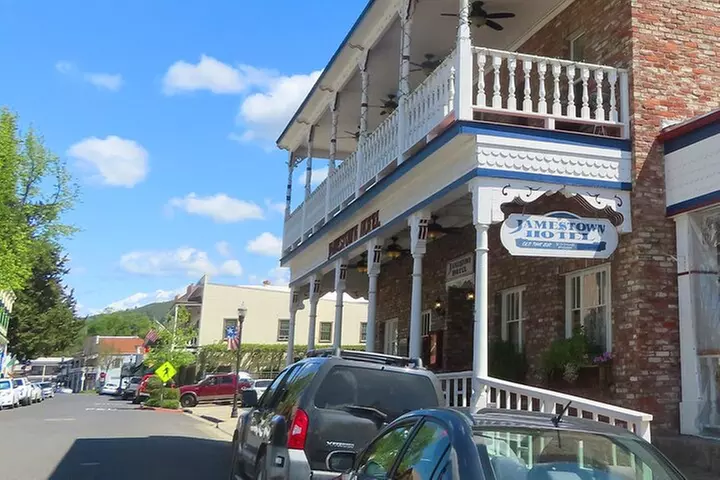 A Highway 49 Drive: A Self-Guided Audio Tour from Angels Camp to Ja...