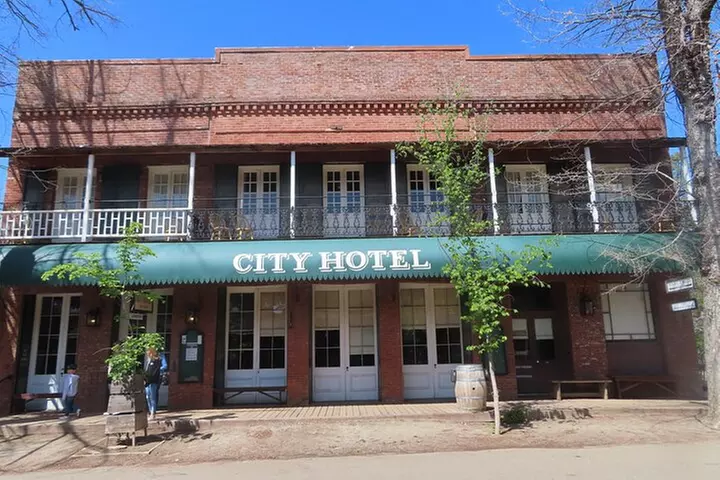 A Highway 49 Drive: A Self-Guided Audio Tour from Angels Camp to Ja...