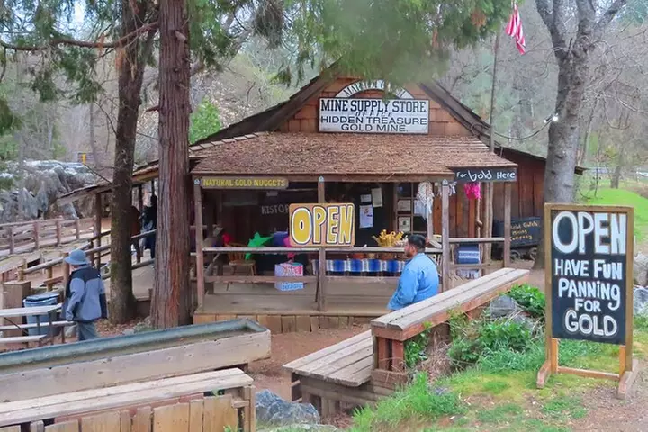 A Highway 49 Drive: A Self-Guided Audio Tour from Angels Camp to Ja...