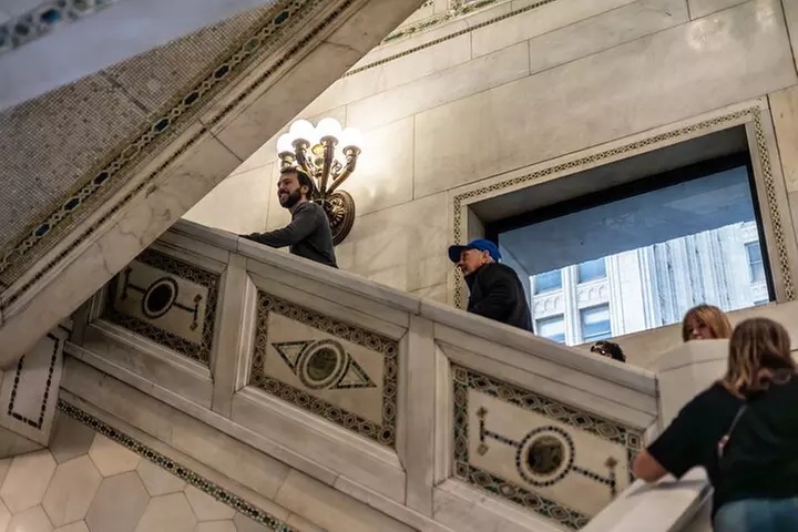 Chicago Architecture and True Crime Tour: Christmas Edition