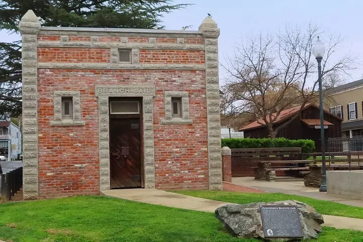 A Highway 49 Drive: A Self-Guided Audio Tour from Angels Camp to Ja...